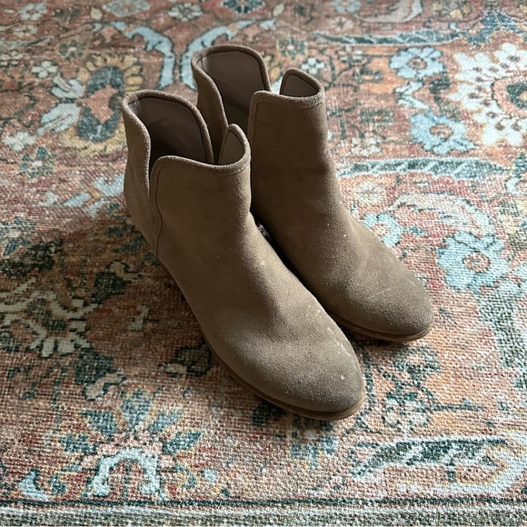 Hinge Booties - Picture 2 of 5